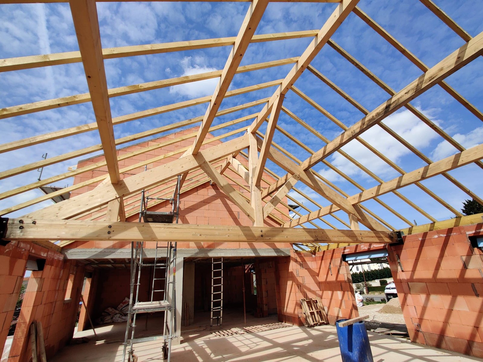 découvrez notre sélection de charpentes de toit à vendre, offrant robustesse et esthétique pour tous vos projets de construction. profitez de matériaux de qualité, d'un design personnalisé et de conseils d'experts pour une installation réussie.