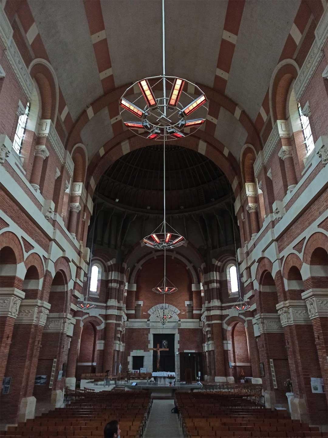 découvrez nos solutions innovantes de chauffage cathédrale, conçues pour allier confort et élégance dans vos espaces. profitez d'une chaleur douce et homogène tout en mettant en valeur l'architecture de votre bâtiment. idéal pour les grandes hauteurs, ce système vous garantit des économies d'énergie tout en préservant l'esthétique de votre intérieur.