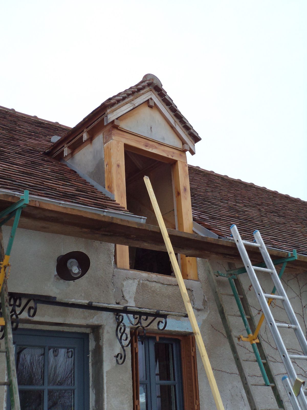 découvrez comment enseigner à votre chien à s'asseoir sur le toit de votre maison. des conseils pratiques et des astuces pour renforcer l'obéissance et profiter de moments uniques avec votre compagnon à quatre pattes.