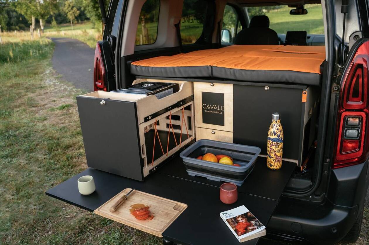 découvrez notre sélection de coffres de toit pour tente, idéaux pour vos aventures en plein air. profitez d'un espace de rangement optimal et d'une installation facile pour transporter votre équipement en toute sécurité. parfait pour les campeurs et les amateurs de voyages.