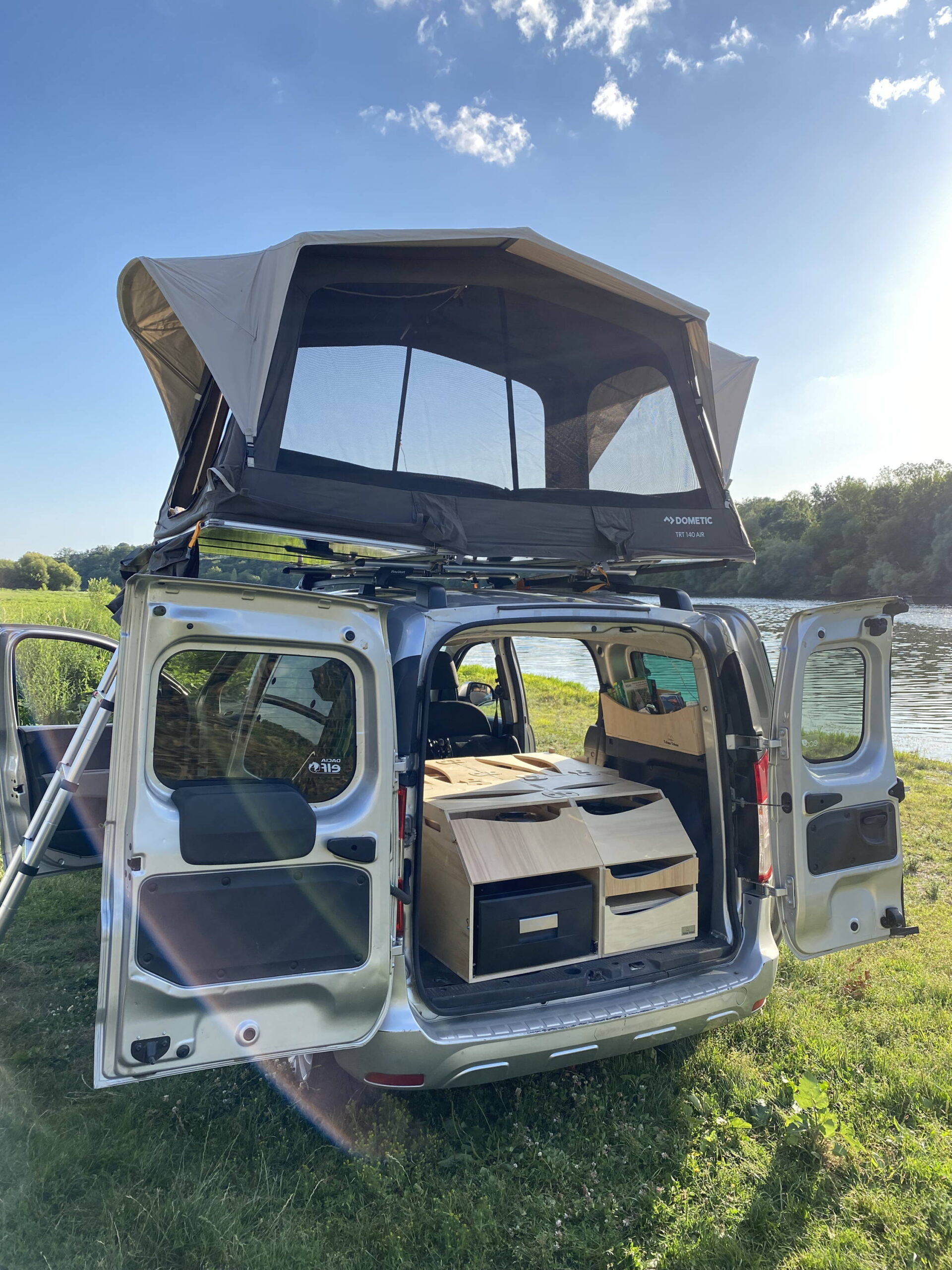 découvrez notre sélection de coffres de toit pour tentes, idéaux pour optimiser l'espace de votre véhicule lors de vos aventures en plein air. faciles à installer et robustes, nos coffres assurent le transport sécurisé de votre matériel de camping. partez à l'aventure sans compromis sur l'espace !