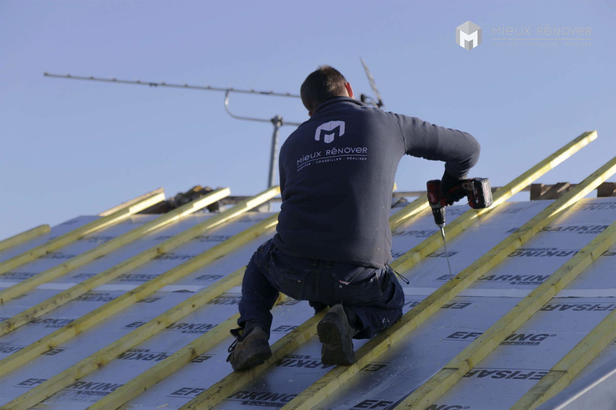 découvrez tout ce qu'il faut savoir sur le coût de la rénovation de toit : matériaux, main-d'œuvre et astuces pour estimer votre budget efficacement.