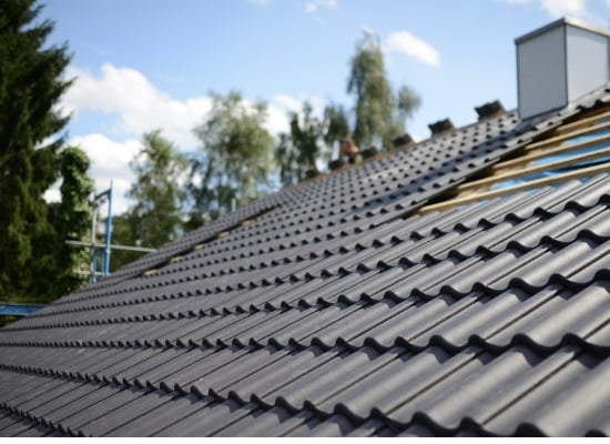 découvrez tous les aspects liés au coût de la toiture : matériaux, main-d'œuvre, et conseils pour un budget maîtrisé. obtenez des estimations précises et informez-vous sur les choix économiques pour rénover ou construire votre toit.