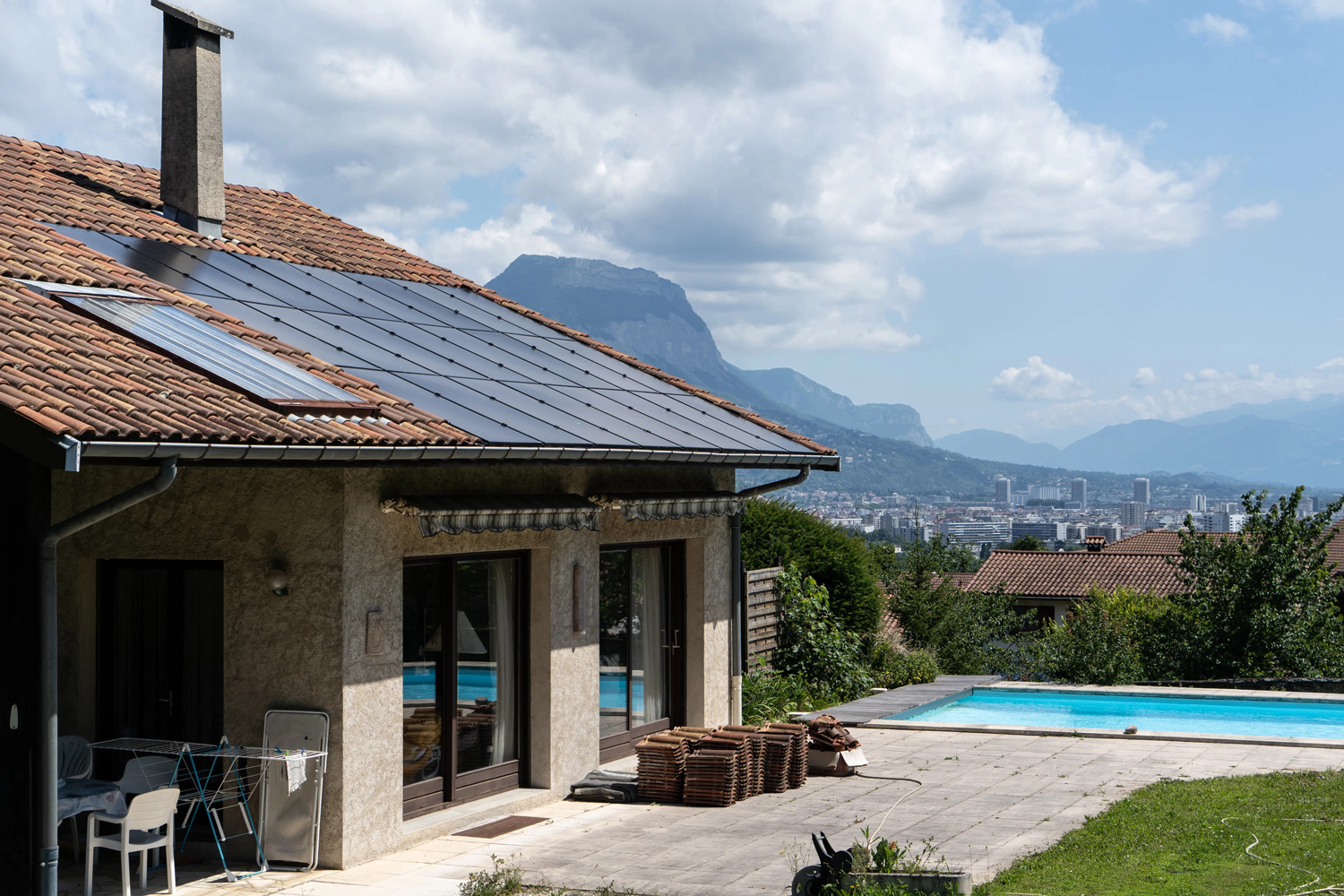 découvrez tout ce que vous devez savoir sur les coûts associés aux panneaux solaires. analyse des prix d'achat, d'installation et des économies réalisées sur le long terme. informez-vous pour prendre une décision éclairée et durable.