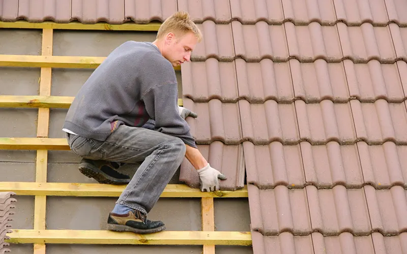 découvrez nos services de couverture professionnels pour tous vos projets de toitures. que ce soit pour des réparations, des rénovations ou des constructions neuves, nos couvreurs expérimentés assurent une protection optimale pour votre maison. contactez-nous dès maintenant pour un devis personnalisé et une intervention rapide.