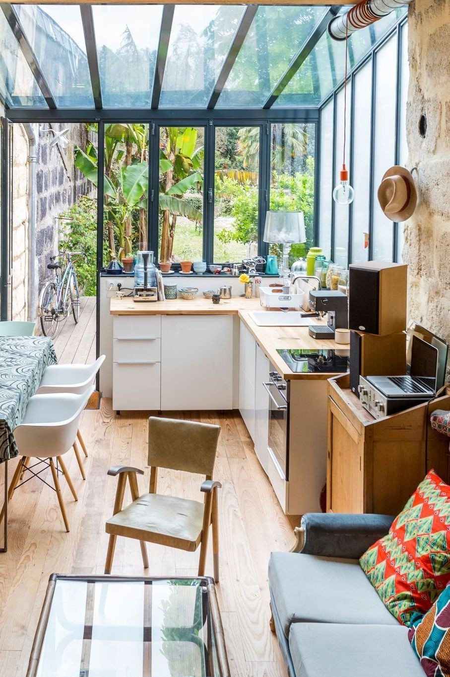 découvrez comment aménager une cuisine dans votre véranda pour créer un espace convivial et lumineux. profitez d'une ambiance chaleureuse tout en savourant vos plats préférés au cœur de la nature.