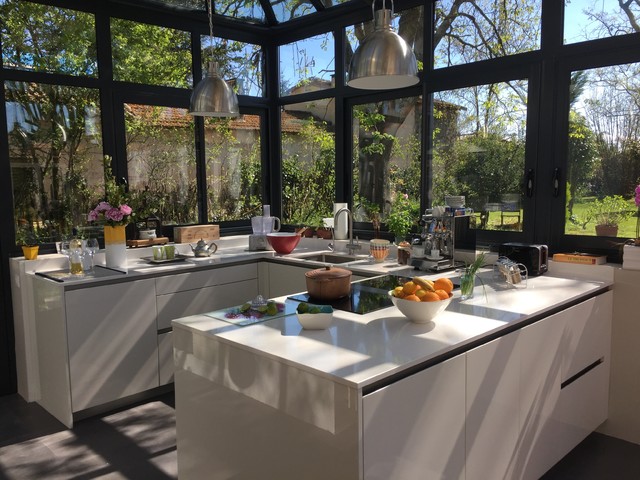 découvrez l'harmonie parfaite entre intérieur et extérieur avec notre cuisine véranda. profitez d'un espace lumineux et chaleureux, idéal pour cuisiner et partager des moments conviviaux en famille ou entre amis. transformez votre maison avec cette extension moderne et accueillante.