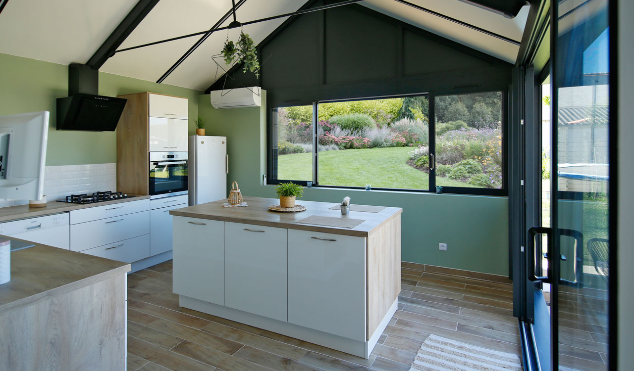 découvrez comment transformer votre véranda en une cuisine lumineuse et accueillante. aménagez cet espace unique pour cuisiner et recevoir tout en profitant d'une vue imprenable sur votre jardin.