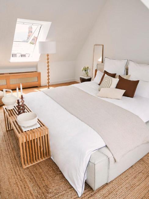 découvrez des idées inspirantes et pratiques pour aménager votre chambre sous pente. transformez cet espace atypique en un havre de paix avec des astuces de décoration, des choix de couleurs et de meubles adaptés.