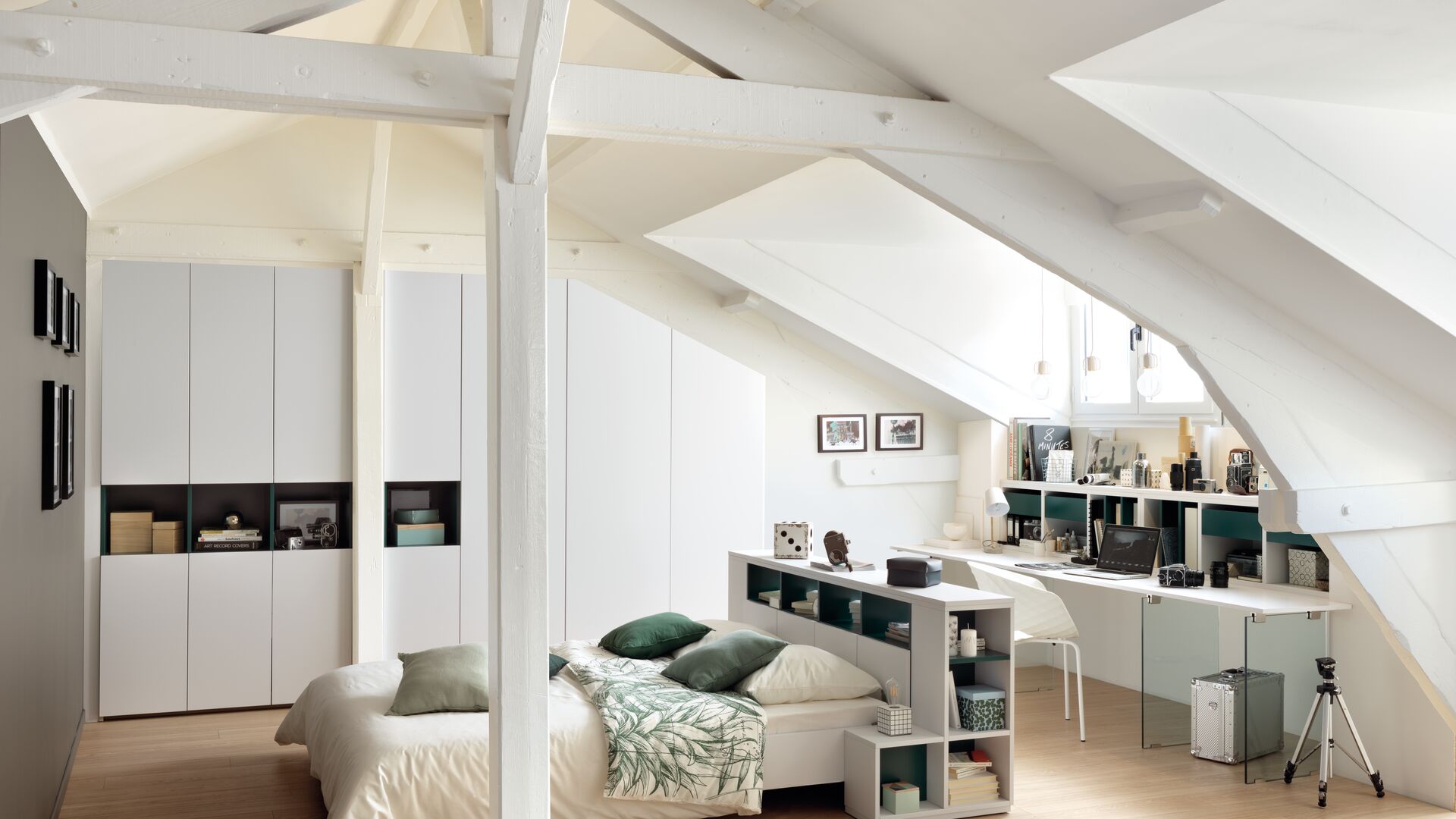 découvrez comment aménager un dressing sous pente alliant fonctionnalité et esthétisme. optimisez votre espace de rangement avec des conseils pratiques et des idées de décoration pour un intérieur élégant et pratique.