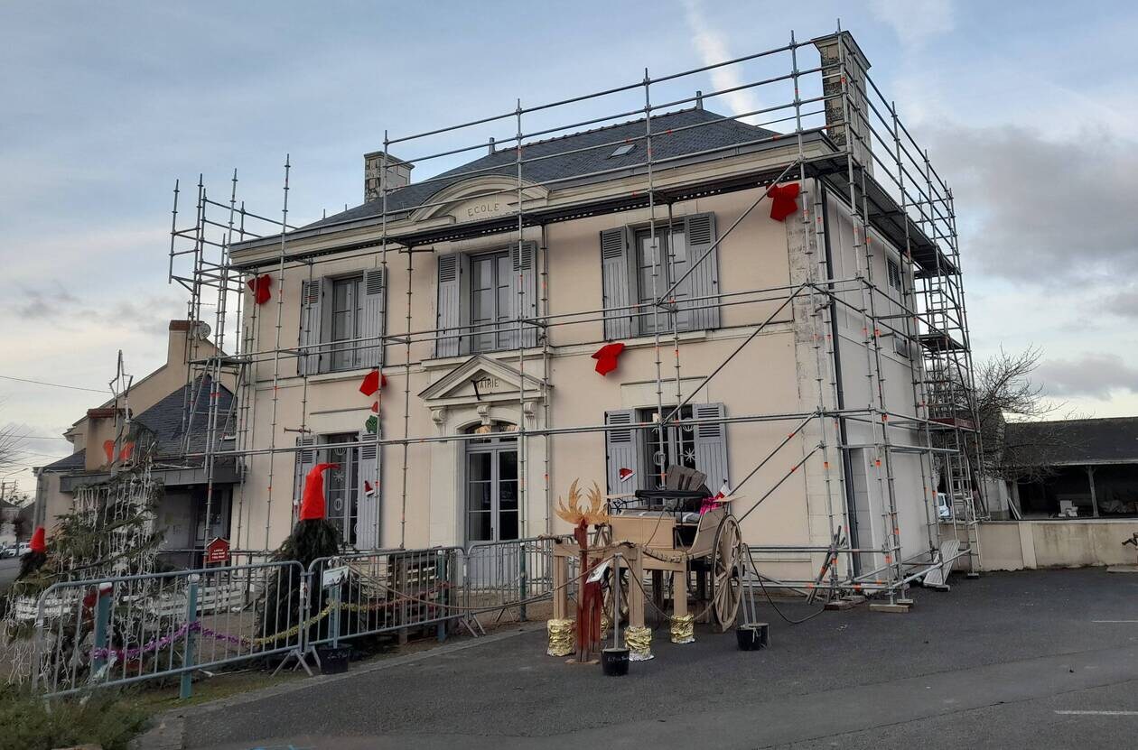 découvrez nos solutions d'échafaudage pour toiture, idéales pour tous vos travaux de rénovation ou de construction. sécurisez votre chantier avec des équipements de qualité, adaptés à vos besoins spécifiques. profitez de conseils d'experts pour choisir le meilleur échafaudage et garantir la sécurité de vos interventions sur le toit.