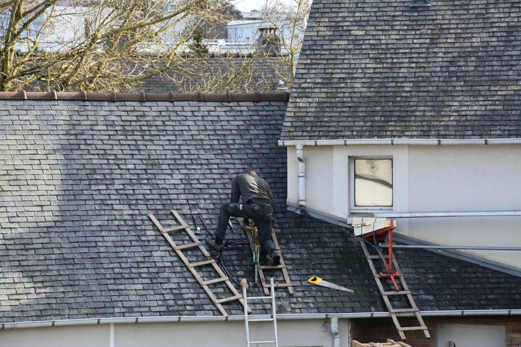 découvrez comment enlever efficacement l'ardoise de votre toit. nos conseils experts vous guident à travers les étapes nécessaires pour assurer une démolition en toute sécurité et préparer votre toiture pour de futurs travaux.