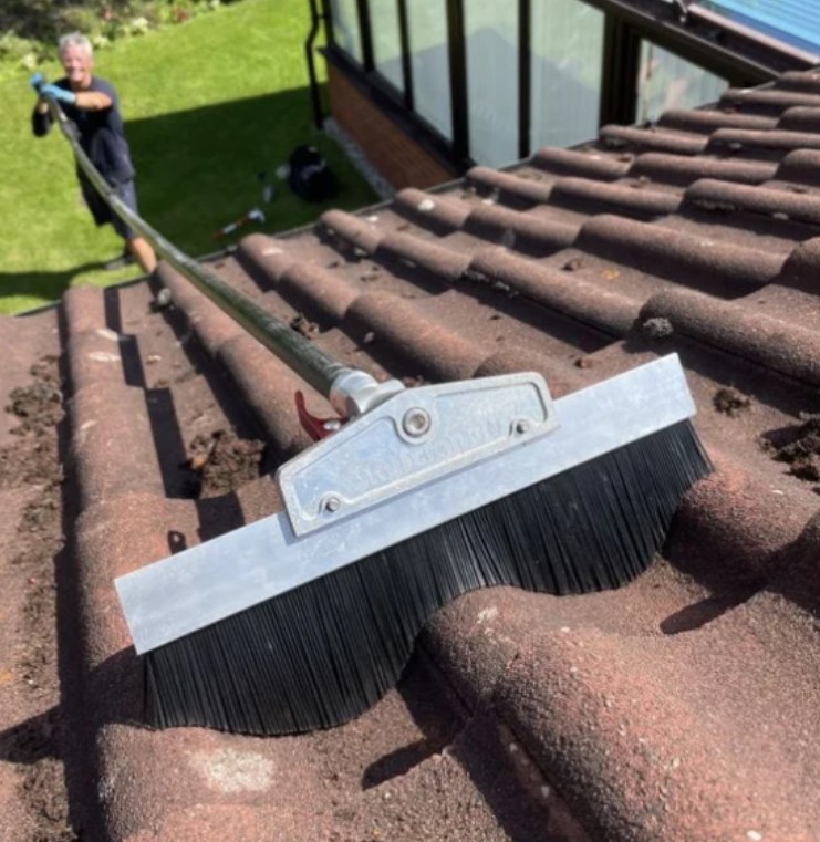 découvrez nos conseils et astuces pour enlever la mousse de votre toit efficacement et en toute sécurité. protégez votre toiture et améliorez son apparence grâce à nos solutions adaptées contre la mousse et les salissures.