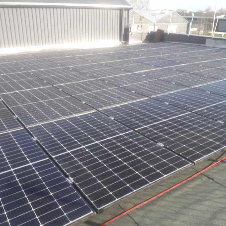 assurez la performance et la durabilité de vos installations avec notre service d'entretien expert en systèmes photovoltaïques. profitez d'une énergie renouvelable fiable grâce à des contrôles réguliers et un nettoyage optimal de vos panneaux solaires.