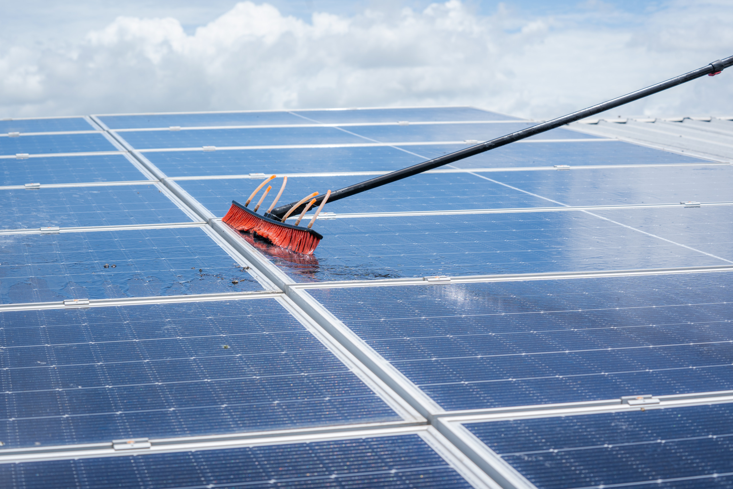 assurez la performance de vos panneaux solaires avec notre service d'entretien spécialisé de toits photovoltaïques. profitez d'une inspection détaillée, d'un nettoyage professionnel et de conseils pour maximiser votre production d'énergie. protégez votre investissement et prolongez la durée de vie de votre système.