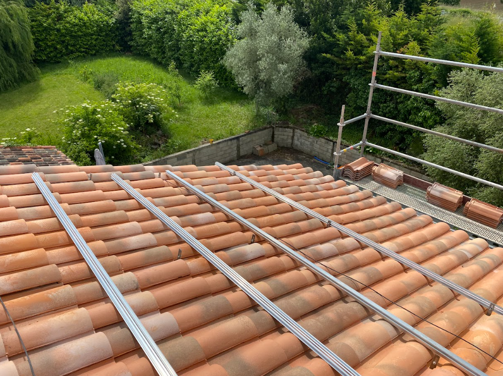 découvrez l'importance de l'entretien d'un toit photovoltaïque pour maximiser sa performance et prolonger sa durée de vie. apprenez les meilleures pratiques et conseils d'experts pour garantir un fonctionnement optimal de vos panneaux solaires.