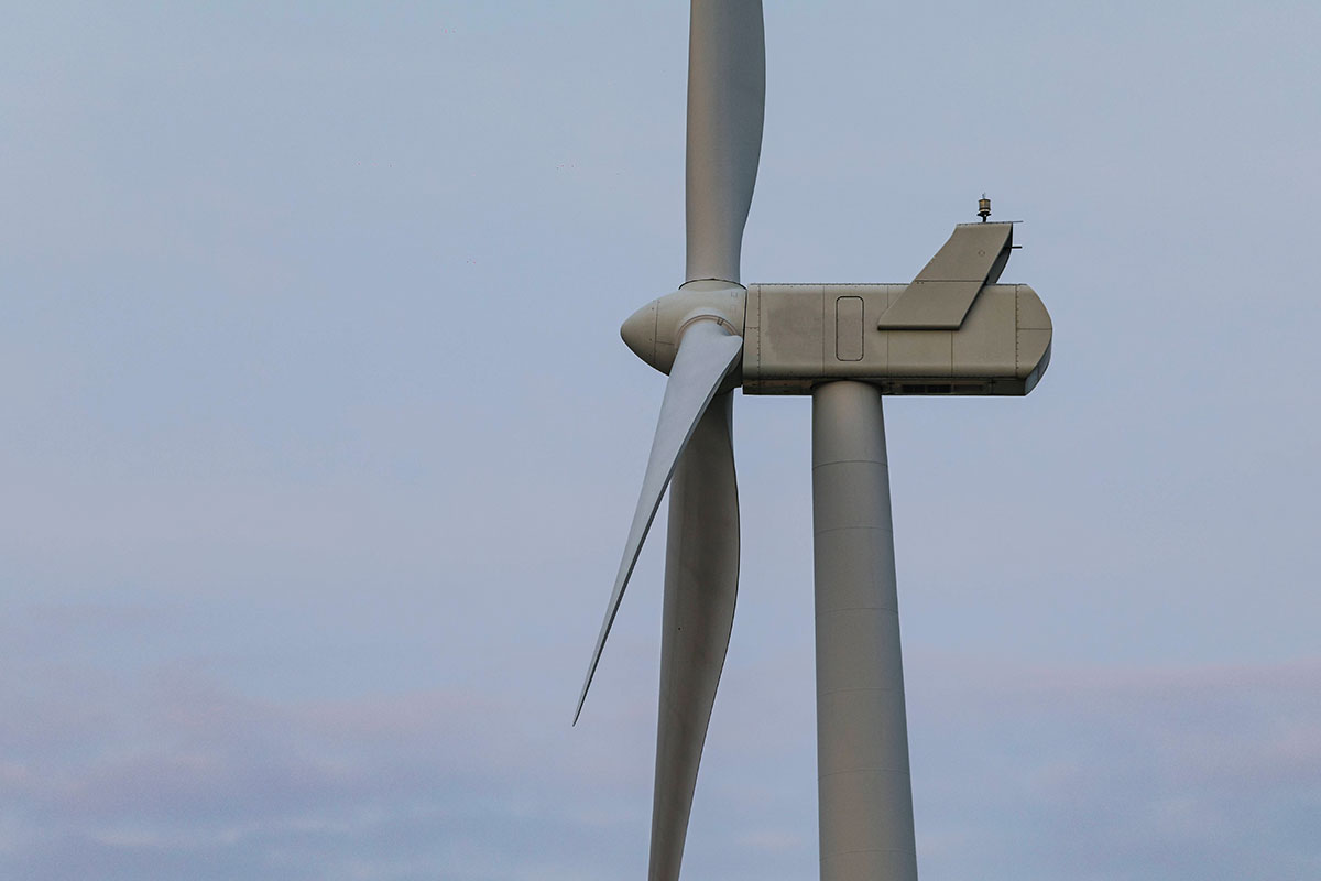 découvrez l'énergie éolienne, une source renouvelable et durable qui transforme la force du vent en électricité. apprenez comment les éoliennes contribuent à la réduction des émissions de co2 et à la transition énergétique vers un avenir plus vert.