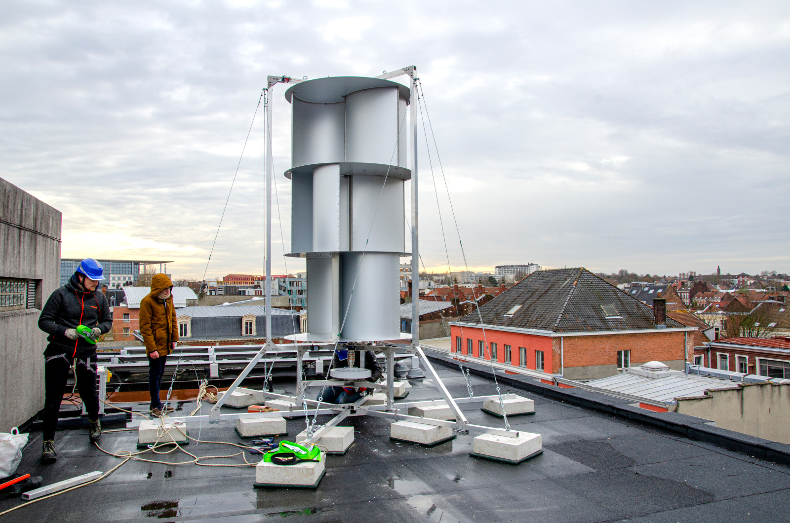 découvrez les avantages des éoliennes de toit pour une énergie renouvelable à domicile. optimisez votre espace tout en contribuant à la préservation de l'environnement grâce à une solution énergétique innovante et efficace.