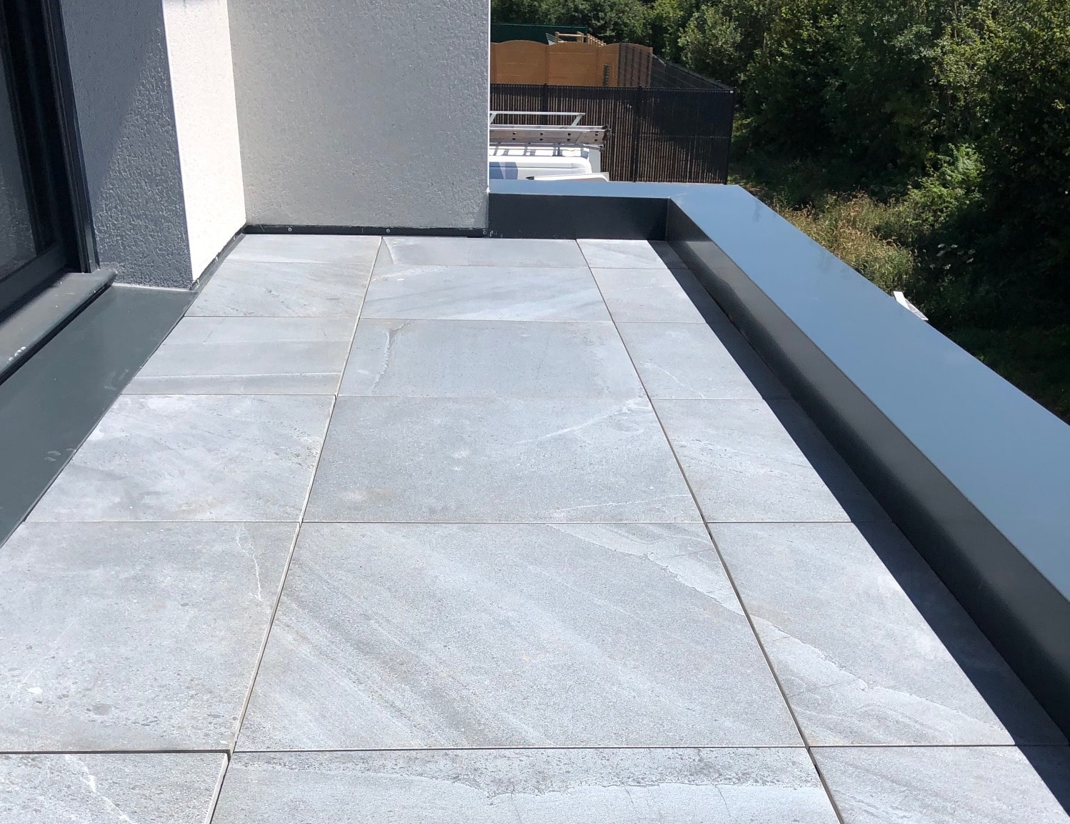 découvrez nos solutions d'étanchéité pour toit terrasse, garantissant une protection durable contre les infiltrations d'eau. optimisez la sécurité et la longévité de votre terrasse avec nos matériaux de haute qualité et notre expertise. protégez votre investissement dès aujourd'hui!