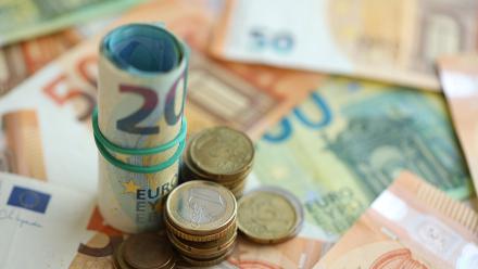 découvrez tout sur l'euro, la monnaie unique de l'union européenne. apprenez son histoire, son fonctionnement et son impact sur l'économie européenne et mondiale.