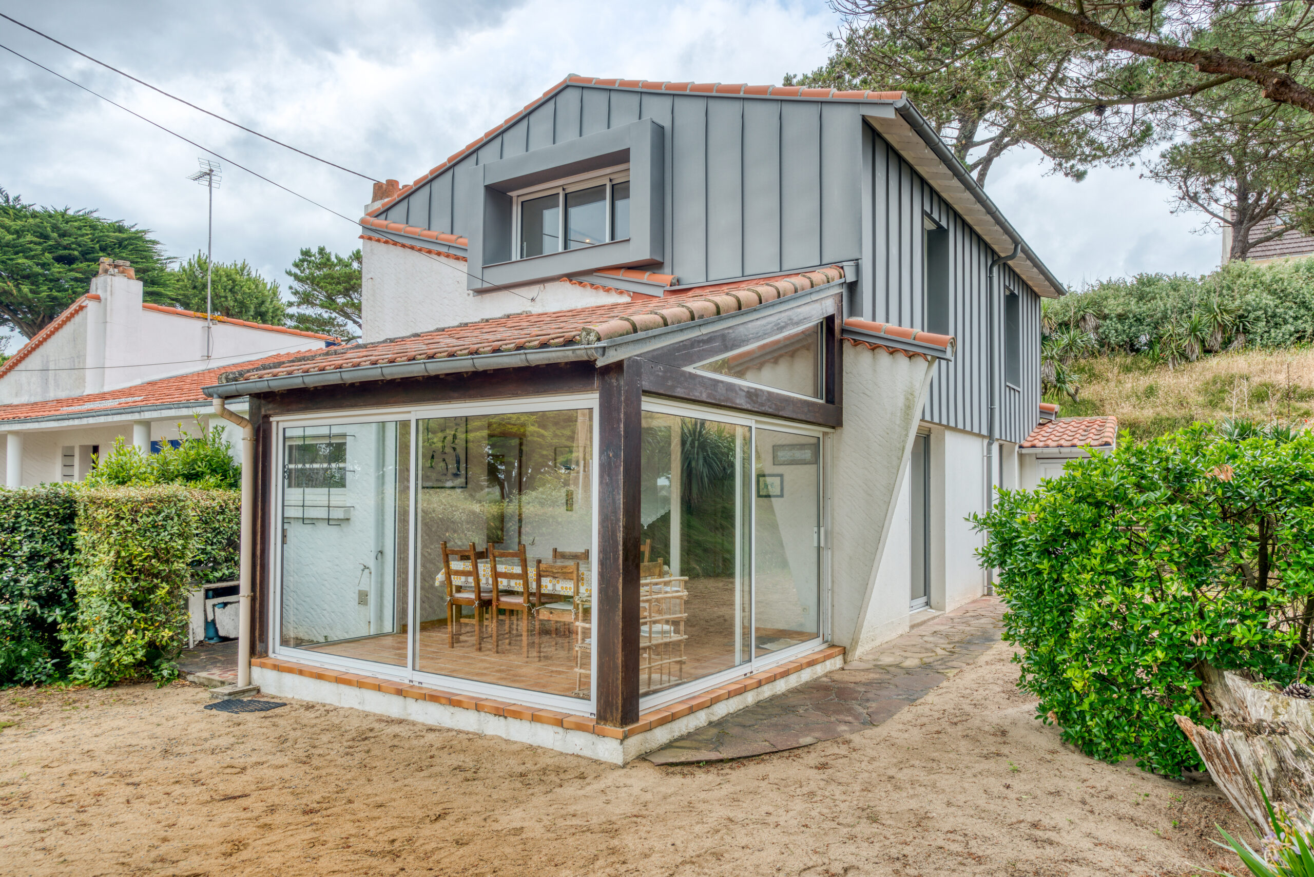 découvrez nos solutions d'extension de toit pour optimiser votre espace de vie. transformez votre maison avec style et fonctionnalité grâce à nos designs innovants et à notre expertise en construction. contactez-nous pour un devis personnalisé et commencez votre projet dès aujourd'hui!