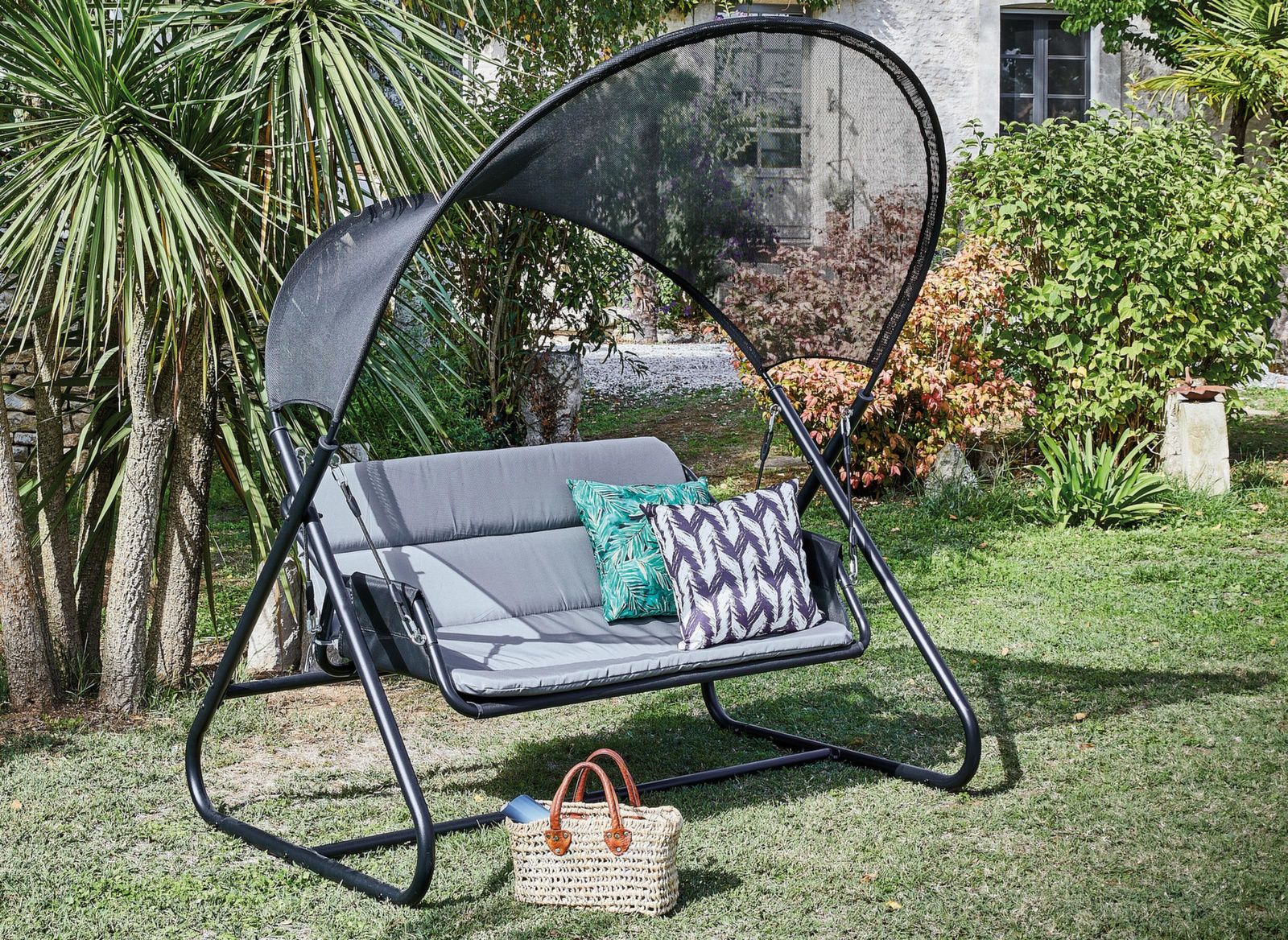 découvrez notre expertise en fabrication de toits de balancelle sur mesure, alliant qualité et design. protégez vos espaces extérieurs tout en ajoutant une touche d'élégance à votre mobilier de jardin.