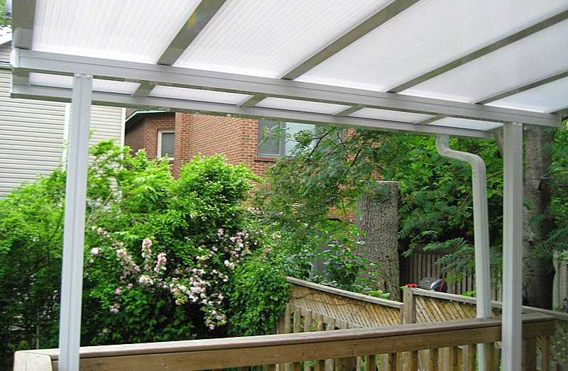 découvrez notre expertise en fabrication de toits en polycarbonate, alliant durabilité et esthétisme. profitez d'une solu­tion sur mesure pour protéger et embellir votre espace extérieur tout en bénéficiant d'une excellente luminosité.