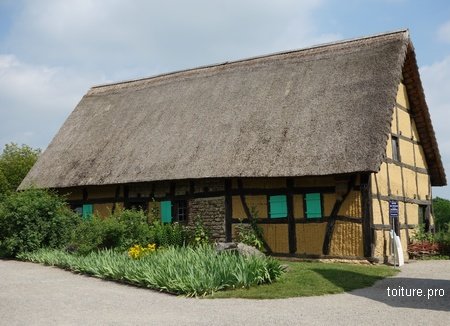 découvrez comment fabriquer un toit en paille, une solution écologique et durable pour vos constructions. apprenez les étapes, les matériaux nécessaires et les techniques pour réaliser un toit esthétique et performant.