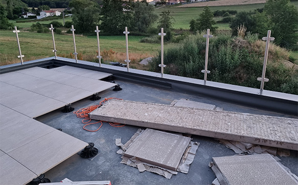 découvrez comment fabriquer un toit terrasse avec nos conseils pratiques et astuces. transformez votre espace extérieur en un lieu convivial et esthétique, tout en maximisant votre confort. suivez notre guide étape par étape pour réussir votre projet de toiture.