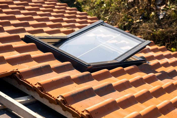 découvrez les avantages des fenêtres de toit pour illuminer vos espaces sous combles. optez pour une solution élégante et efficace qui apporte lumière naturelle et style à votre intérieur. améliorez votre confort et votre bien-être avec nos conseils et astuces pour choisir la fenêtre de toit idéale.