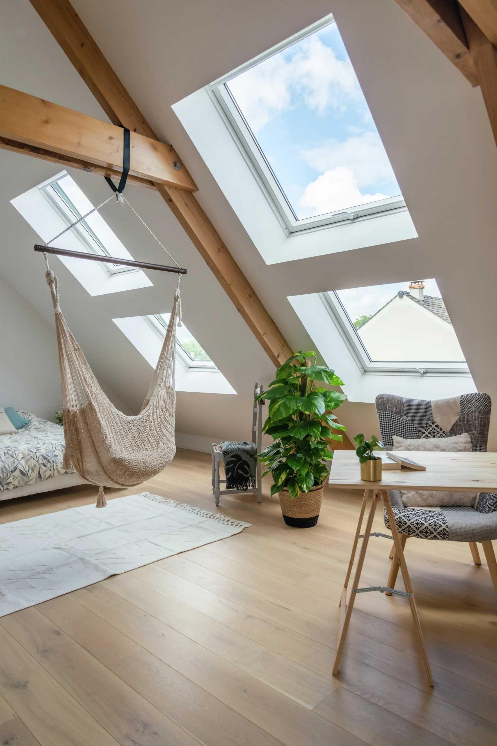 découvrez les fenêtres velux, des solutions idéales pour apporter lumière naturelle et aération à votre espace. profitez d'une qualité optimale et d'un design élégant qui s'intègre parfaitement à votre intérieur.
