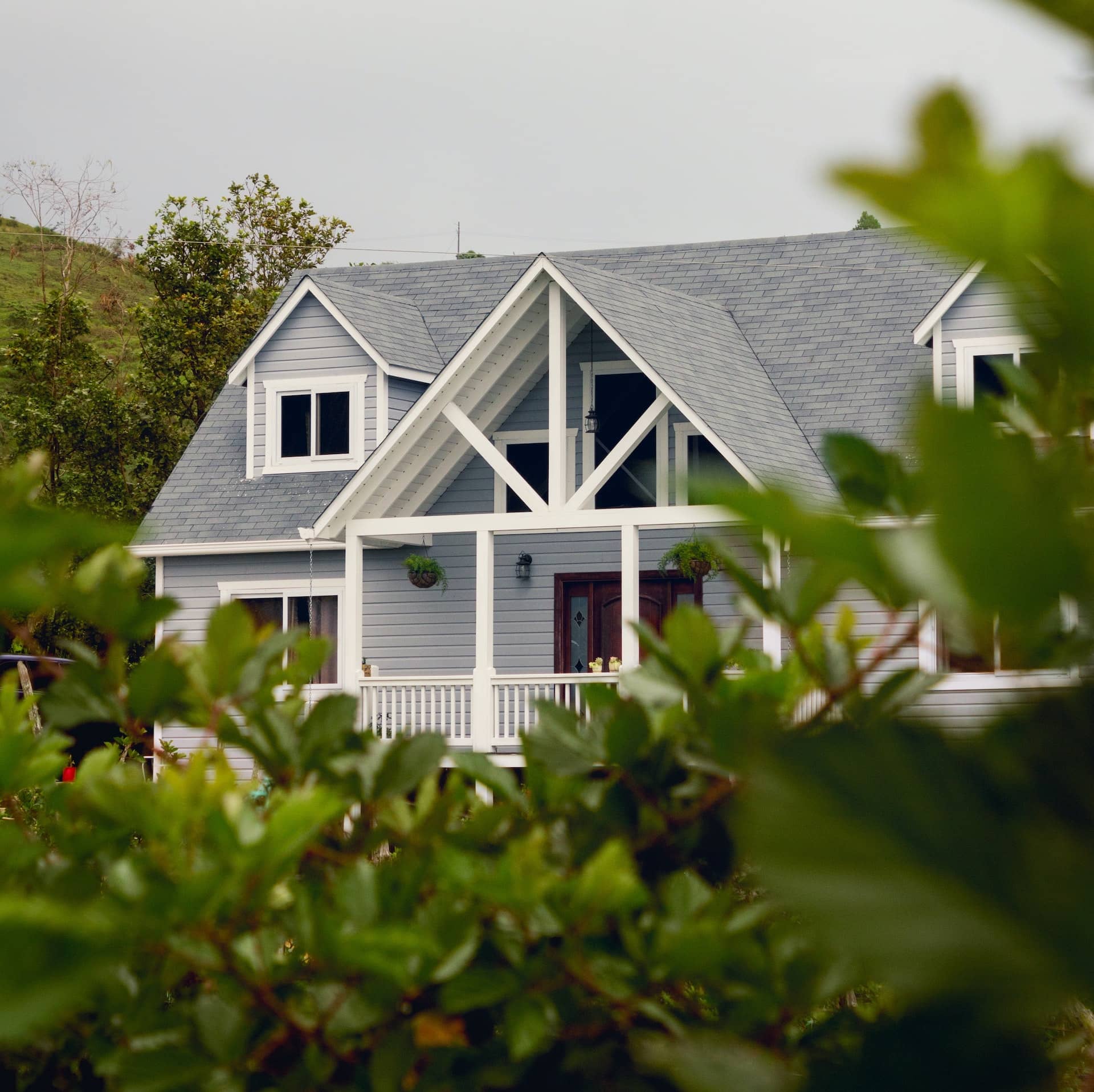 découvrez comment identifier et réparer les fissures sur votre toit. protégez votre maison des infiltrations d'eau et des dégâts. suivez nos conseils d'experts pour une intervention efficace et durable.