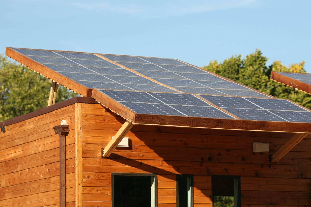 découvrez comment fixer efficacement un panneau solaire sur votre toit. suivez nos conseils pratiques et nos étapes claires pour installer vos panneaux solaires en toute sécurité et optimiser votre production d'énergie renouvelable.