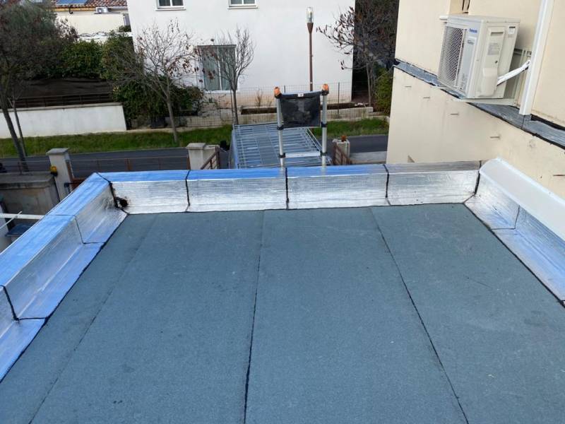 découvrez nos conseils pratiques pour détecter et réparer une fuite de toit de garage. protégez votre espace de stockage et évitez les dommages grâce à nos solutions efficaces et durables.