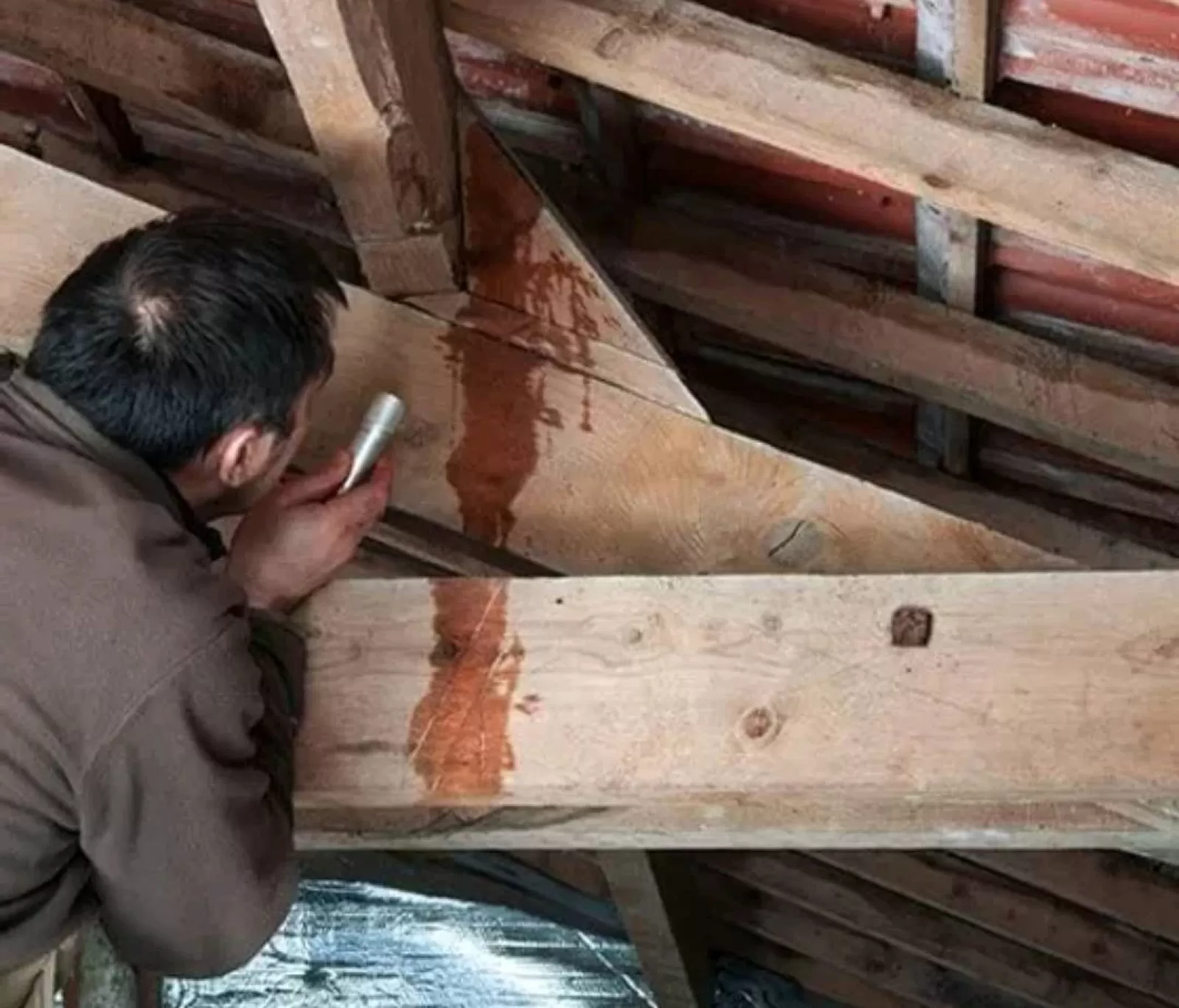 découvrez comment identifier et résoudre les problèmes de fuite au toit, éviter les dommages à votre maison et assurer une protection durable contre les intempéries.