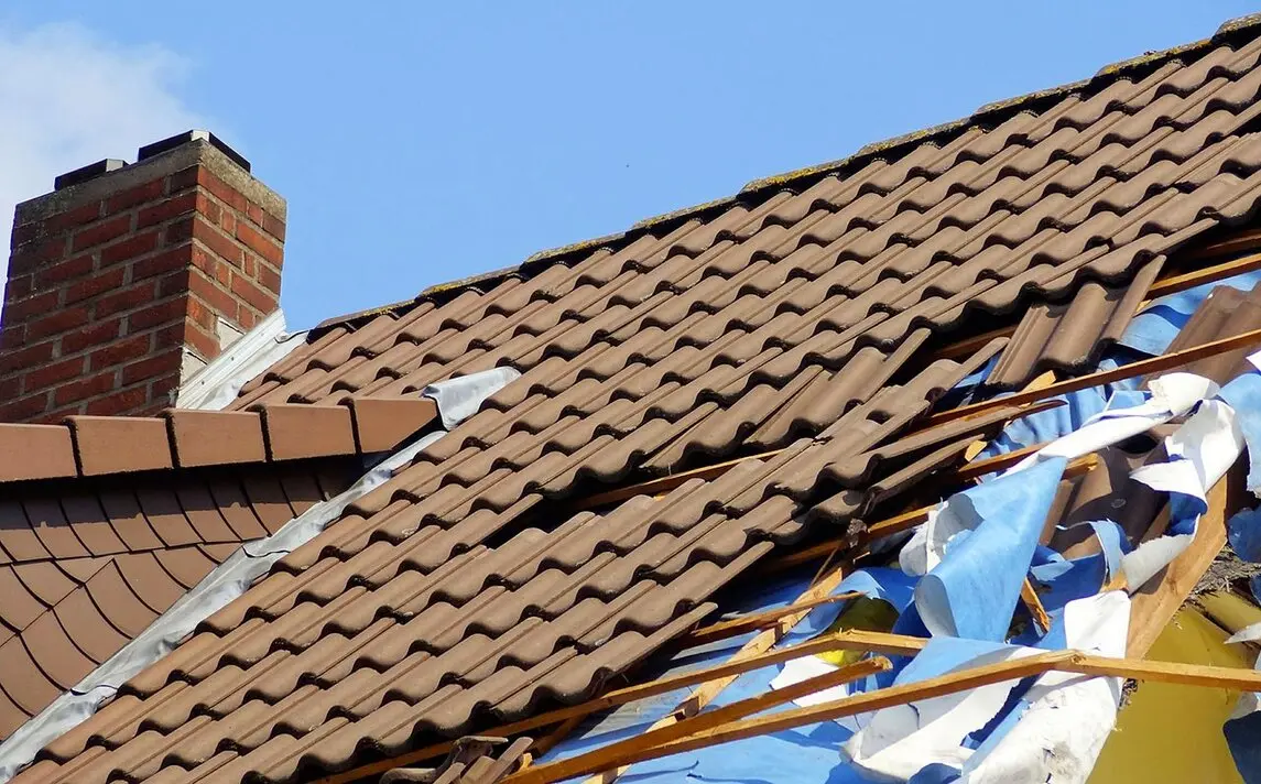 découvrez comment identifier et réparer une fuite de toiture efficacement. protégez votre maison des dégâts d'eau et maintenez l'intégrité de votre toiture avec nos conseils et astuces pratiques.
