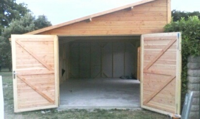 découvrez nos solutions de garage à toit pente, alliant esthétisme et praticité. profitez d'un espace de rangement optimisé qui s'intègre parfaitement à votre habitation tout en offrant une excellente évacuation des eaux de pluie.