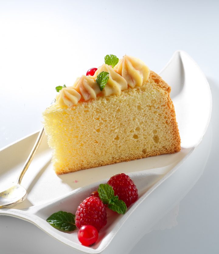 découvrez la génoise, un classique de la pâtisserie française. moelleuse et légère, elle est parfaite pour vos gâteaux, entremets et desserts. apprenez à la préparer facilement chez vous et régaler vos proches avec ce délice intemporel.