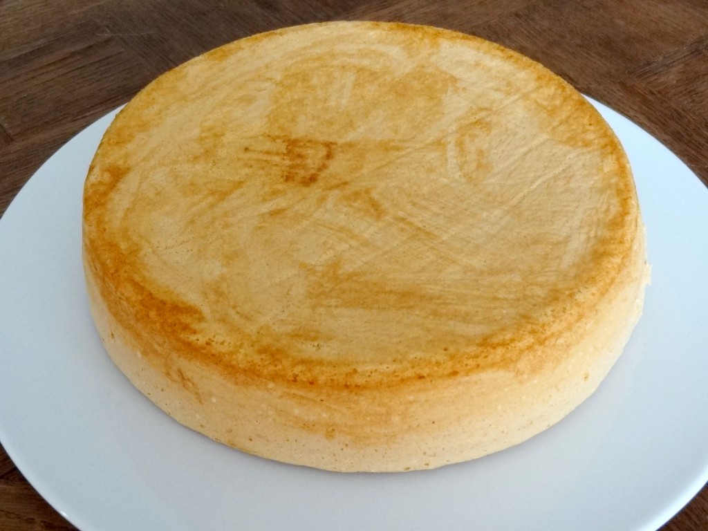 découvrez la génoise, un gâteau léger et moelleux, parfait pour vos desserts et pâtisseries. apprenez à préparer cette base sucrée incontournable qui se marie délicieusement avec crèmes, fruits et ganaches.
