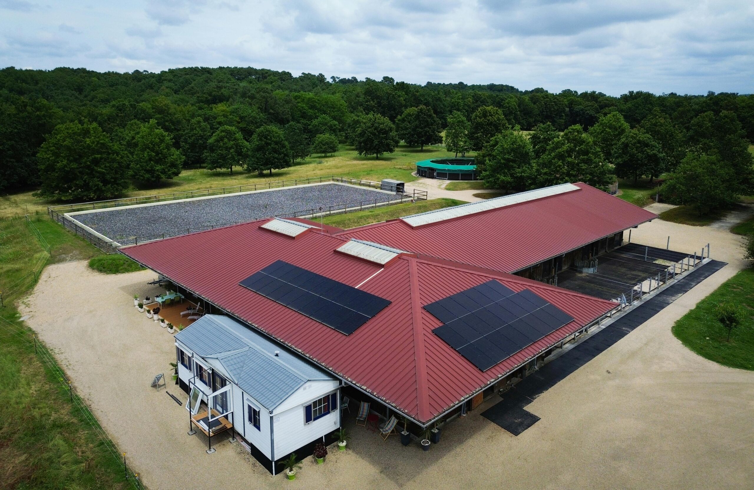 découvrez comment les hangars photovoltaïques révolutionnent l'énergie renouvelable en 2025. optimisez la production d'énergie solaire tout en maximisant l'espace de stockage. adoptez une solution durable et rentable pour votre entreprise.