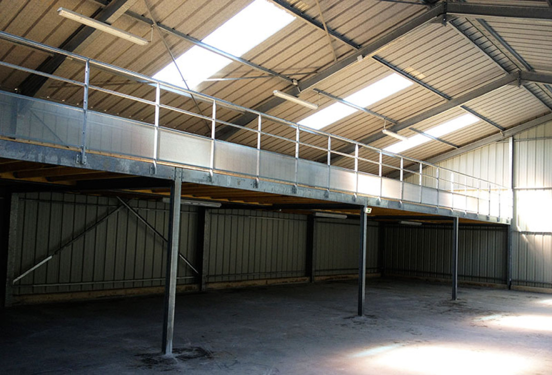 découvrez notre hangar moderne, un espace polyvalent idéal pour le stockage, les événements ou les activités industrielles. profitez d'une structure spacieuse et flexible, adaptée à vos besoins spécifiques.