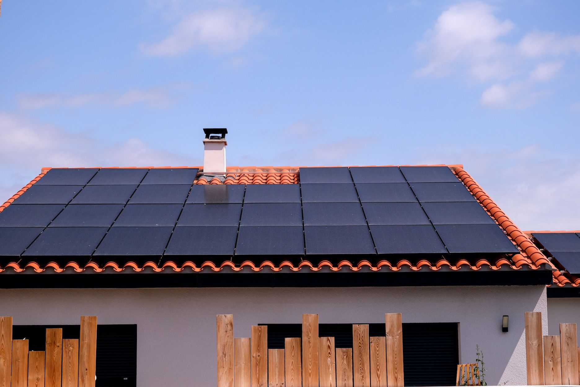 découvrez comment l'installation de panneaux photovoltaïques sur votre toit peut réduire votre empreinte carbone, favoriser les énergies renouvelables et contribuer à un avenir plus durable. apprenez-en plus sur les bénéfices environnementaux de cette technologie.