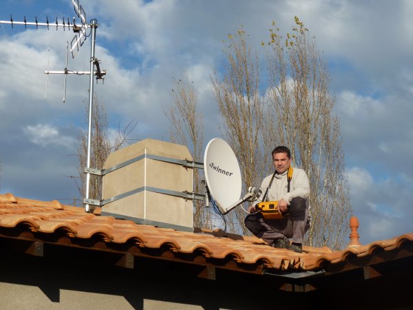 apprenez à installer une antenne sur le toit de votre maison grâce à notre guide complet. conseils pratiques, outils nécessaires et étapes détaillées pour une réception optimale de vos chaînes préférées.