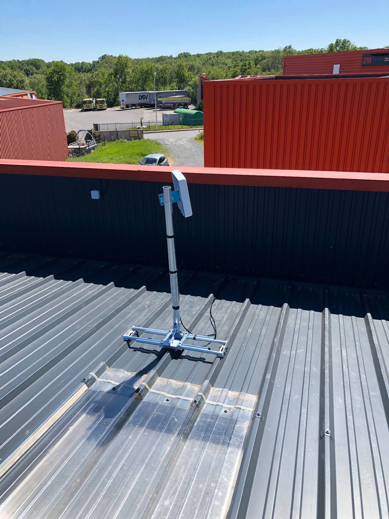 découvrez comment installer facilement une antenne sur le toit de votre maison pour améliorer la réception de vos chaînes de télévision. suivez notre guide étape par étape pour réussir cette installation en toute sécurité.