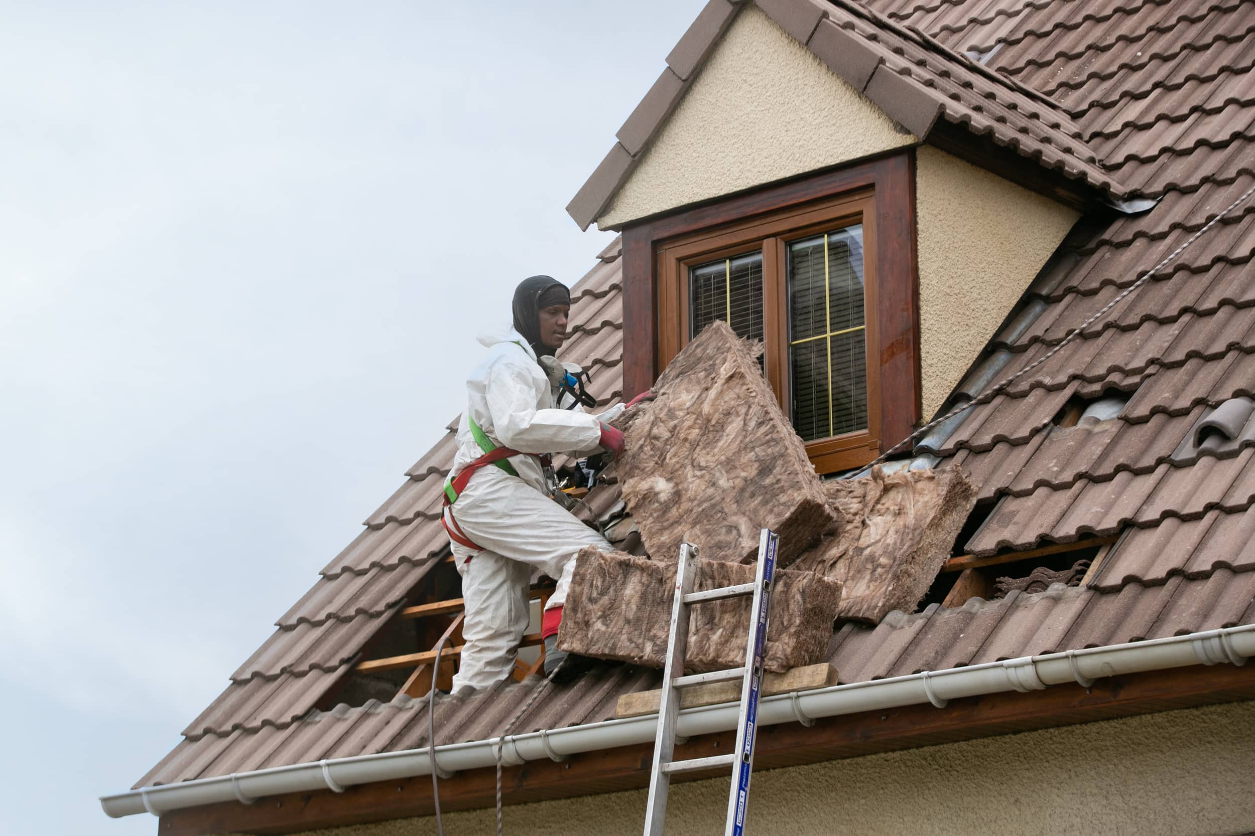 découvrez comment l'isolation de votre toit peut améliorer l'efficacité énergétique de votre maison, réduire vos factures de chauffage et créer un environnement de vie confortable. apprenez les différentes techniques et matériaux d'isolation pour un meilleur confort thermique et acoustique.