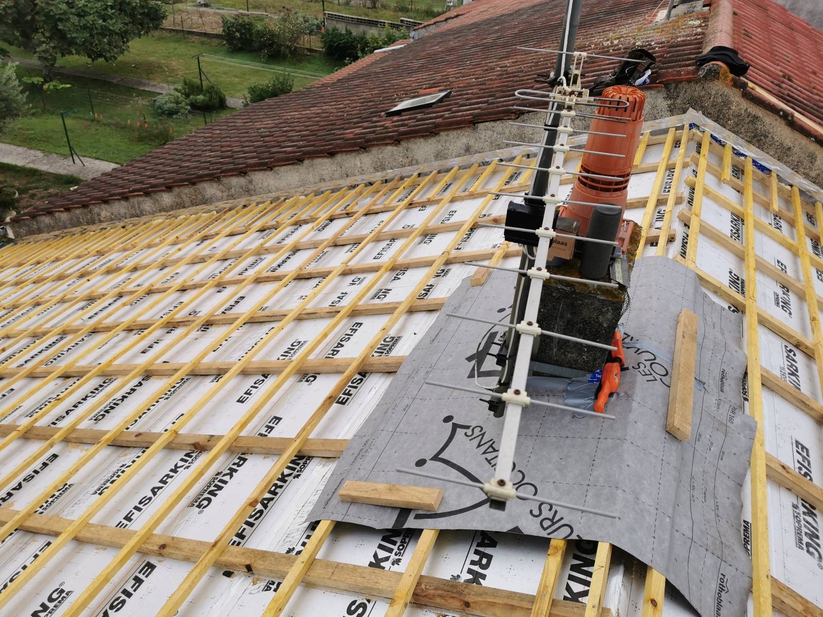 découvrez nos solutions d'isolation pour votre toit, garantissant confort thermique et économies d'énergie. protégez votre maison des intempéries tout en réduisant votre empreinte carbone grâce à des matériaux écologiques et performants.