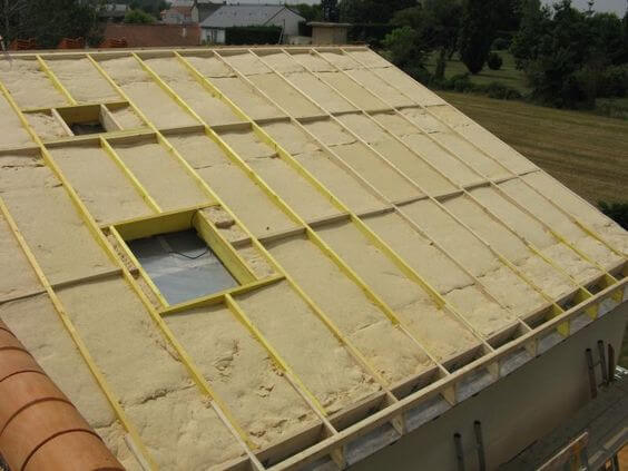 découvrez les meilleures options d'isolation pour votre toit afin d'optimiser l'efficacité énergétique de votre maison. protégez votre habitat des intempéries tout en réduisant vos factures de chauffage avec nos conseils et solutions adaptées.