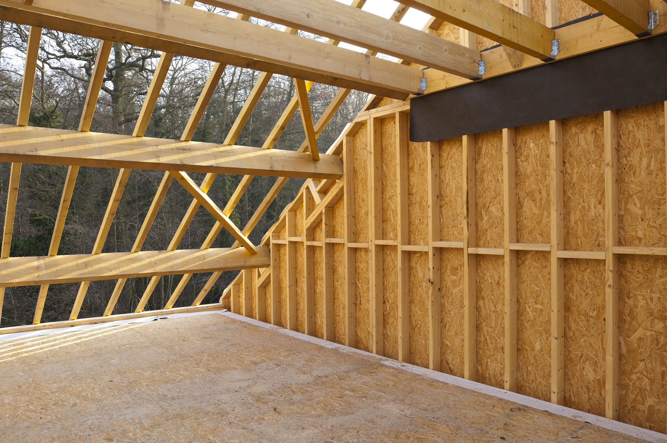 découvrez les avantages de l'isolation de votre toit en bois pour améliorer l'efficacité énergétique de votre maison. optez pour des matériaux écologiques et durables afin de réduire vos factures et d'optimiser votre confort thermique tout au long de l'année.