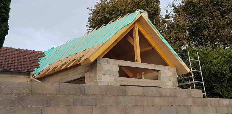 découvrez comment l'isolation du toit extérieur peut améliorer l'efficacité énergétique de votre maison, réduire votre facture d'énergie et offrir un confort optimal tout en protégeant votre habitat des intempéries.