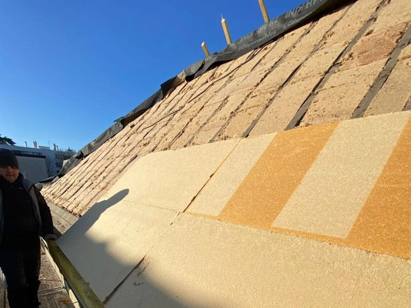 découvrez les avantages de l'isolation de toit extérieur pour optimiser votre confort thermique et réduire vos factures d'énergie. nos solutions innovantes garantissent une protection efficace contre les intempéries, tout en améliorant l'esthétique de votre maison.